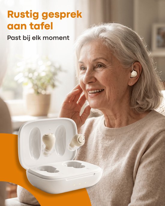 Een lachende oudere vrouw met grijs haar in een lichte woonkamer, draagt een beige hoortoestel. Een witte oplaadcase is zichtbaar.