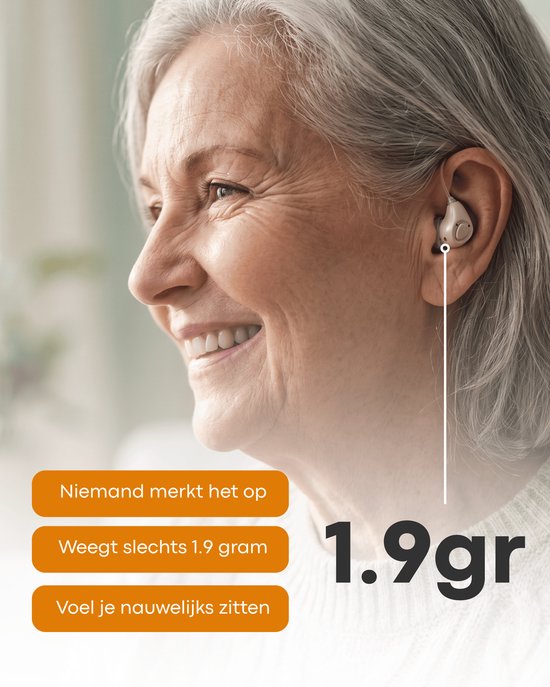 Een lachende oudere vrouw met grijs haar, draagt een discreet beige hoortoestel in haar oor. Tekst: "Niemand merkt het op".