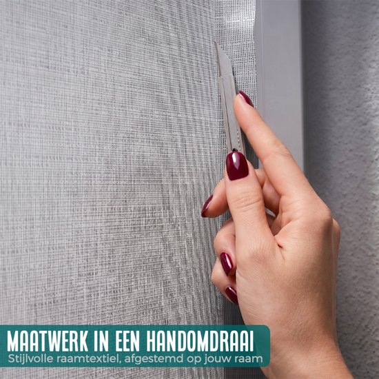 Hand met donkere nagellak knipt grijze, textielachtige raamfolie op maat. "Maatwerk in een handomdraai".