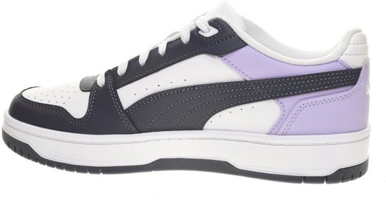 Witte sneaker met paarse en donkergrijze accenten, wit leren bovenwerk met perforaties.