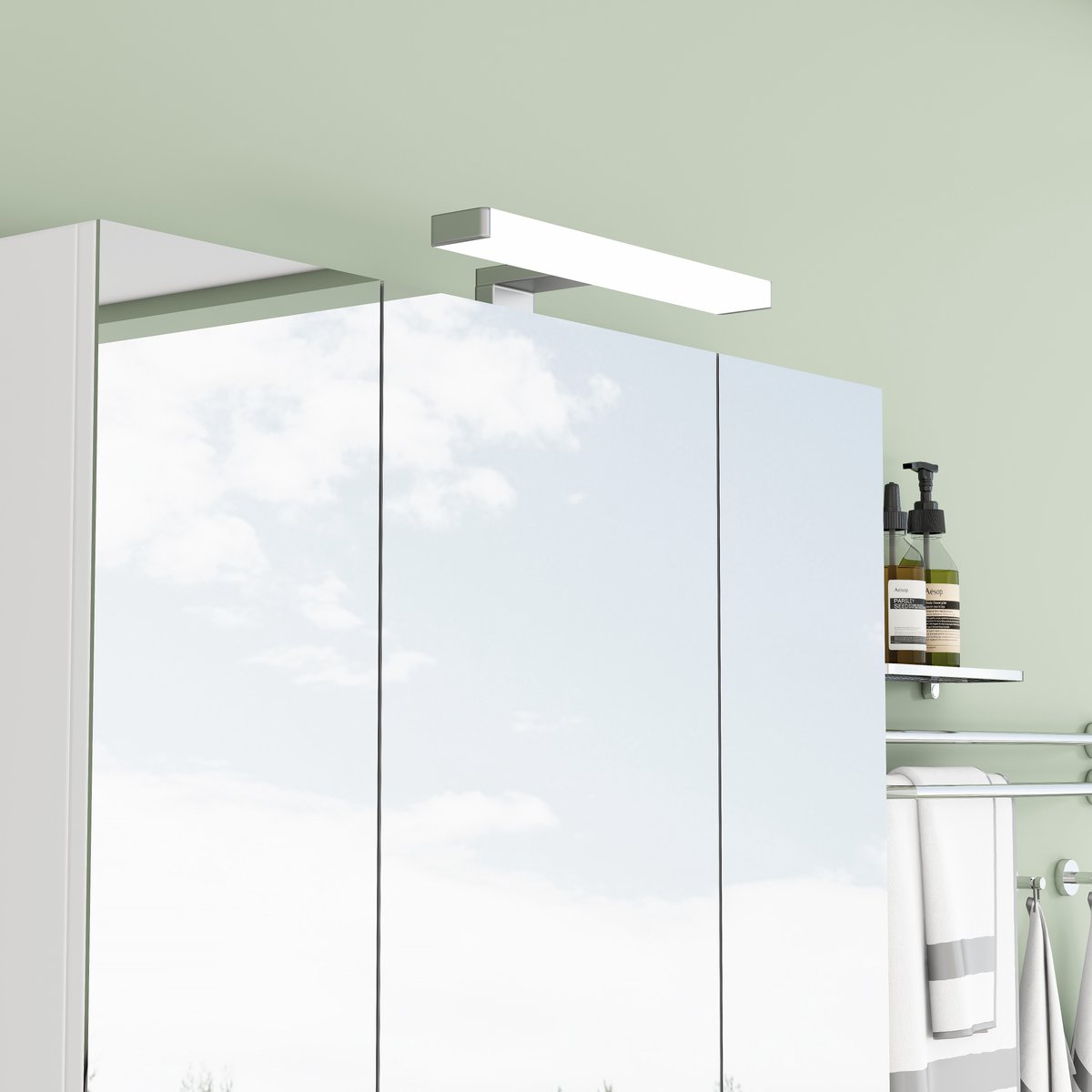 REDOM - 80cm Witte Wandmontage Spiegelschrank met 3 Deuren, LED-Beleuchtung & Franse Stopcontact, Hoogteverstelbare Glazen Planken, Dempingsscharnieren - Volledig Voorgebouwd