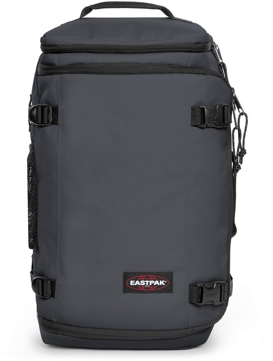 Donkergrijze Eastpak rugzak met gespen aan de voorkant en het Eastpak logo.