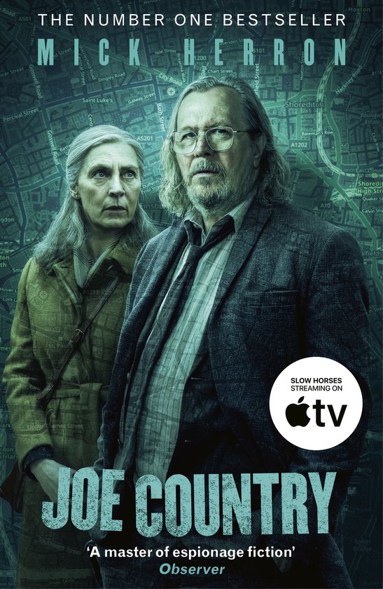 Un homme et une femme se tiennent devant une carte de Londres. Titre : Joe Country. Mick Herron. Slow Horses sur Apple TV.