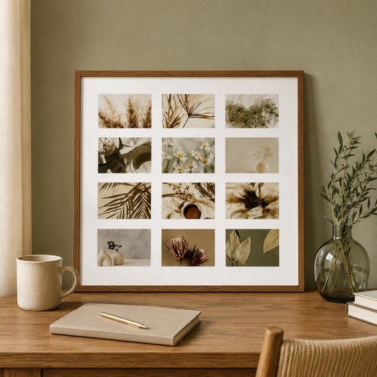 Collage fotolijst met 12 vakjes, bruin houten lijst, op een houten bureau met een mok en notitieboek.