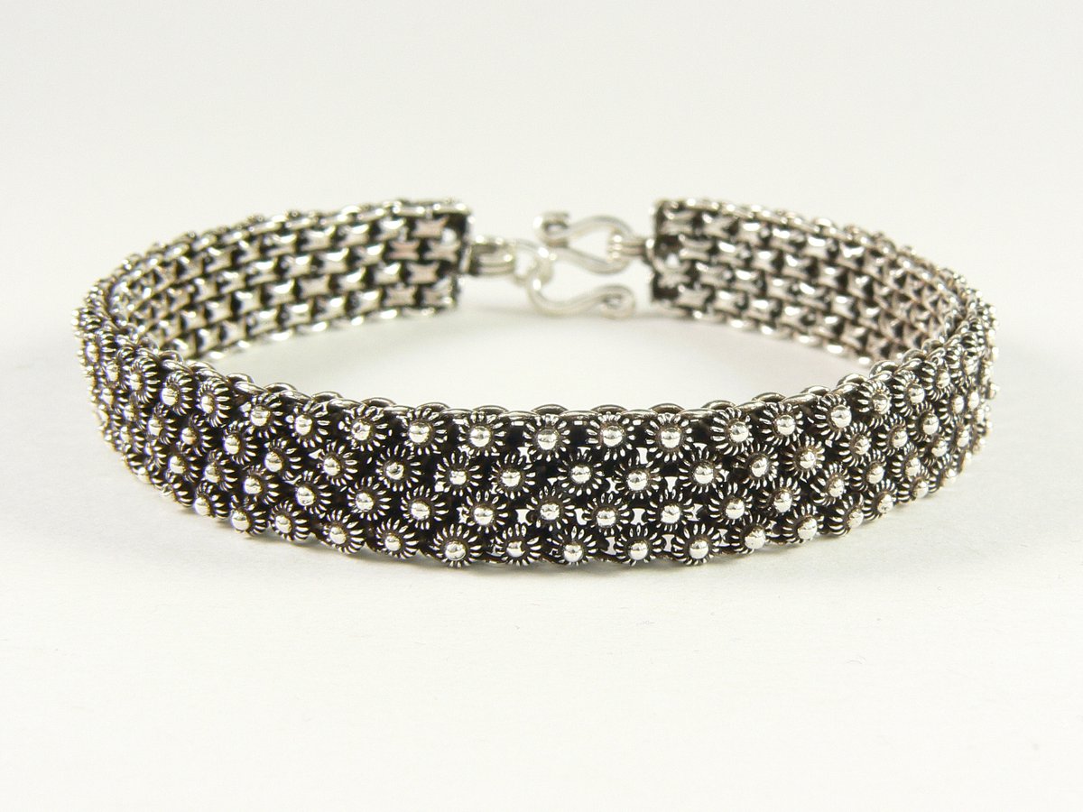 Fijn bewerkte gevlochten zilveren armband - lengte 19 cm.