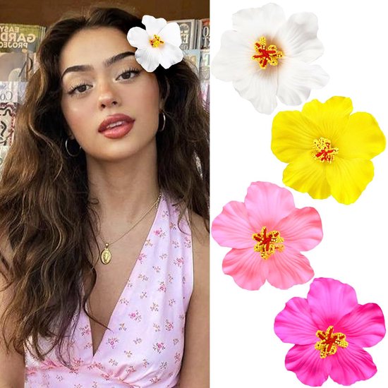 Model met donker, golvend haar draagt een roze jurk en een witte hibiscus bloemclip. Naast haar, vier losse bloemen: wit, geel, roze en felroze.