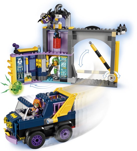 LEGO Batgirl™ geheime bunker met blauwe en paarse truck en geel-grijze bunker, op witte achtergrond.