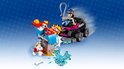 Lego-actie met Lashina in haar auto die op een hond schiet bij een gebouw met 'POW!' tekst.
