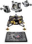 LEGO Apollo 11 Maanlander met gouden accenten, ladder, vlag en drie modules.