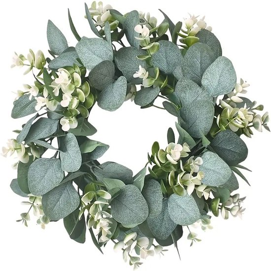 Een ronde krans met groene eucalyptusbladeren en kleine witte bloemen, geïsoleerd op witte achtergrond.