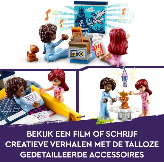 Close-up van de LEGO Friends speelkamer, met minipoppetjes die een film kijken en spelen met accessoires. Tekst: Bekijk een film of schrijf creatieve verhalen met de talloze gedetailleerde accessoires.