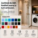 Showroom badkamer met grote douche, wasmachine en 16 kleurselecties van handdoeken.