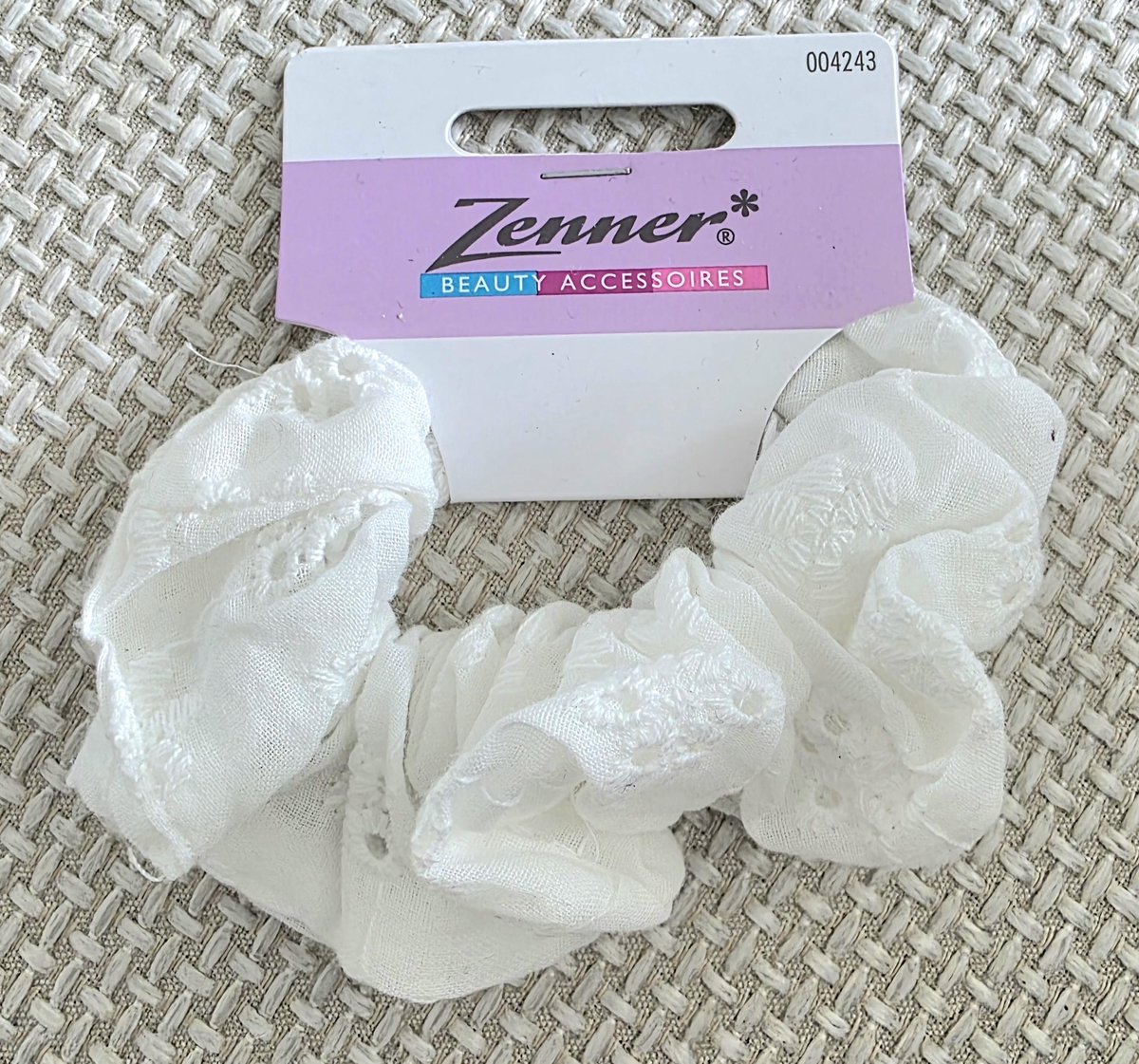 Zenner scrunchie wit broderie - witte froezel - 9cm