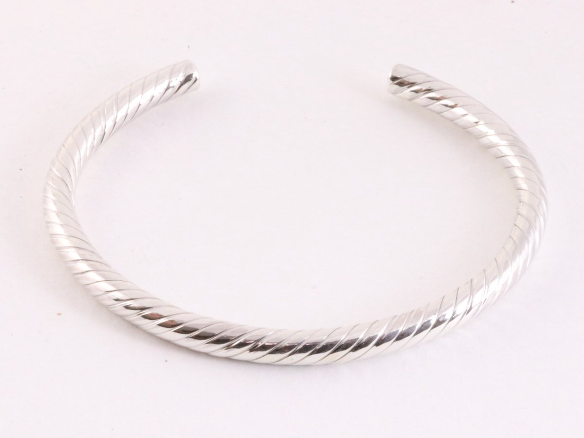 Fijne ronde zilveren klemarmband met schuine ribbels