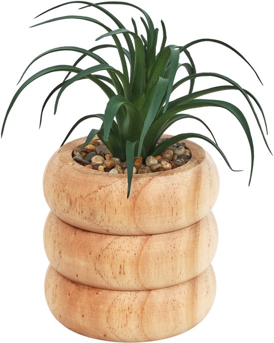 Kunstplant met lange groene bladeren in een beige houten pot met drie ringen en decoratieve steentjes.