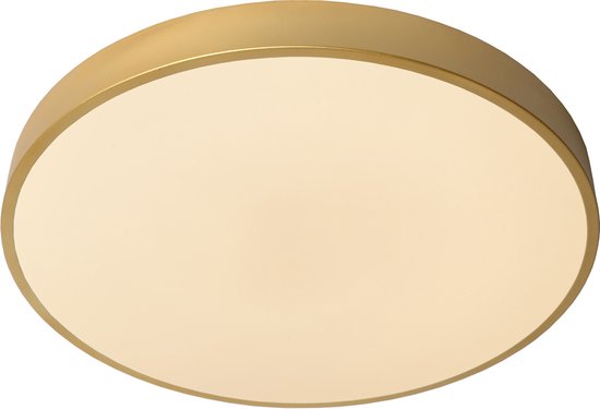Ronde, platte plafondlamp met een mat gouden rand en een crème kleurige diffuser.