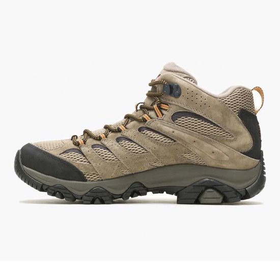 Bruine Merrell mid-top wandelschoen met zwarte accenten en oranje veters.