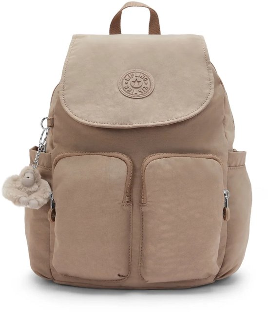 Beige Kipling rugzak met klep, twee voorvakken en een pluizig schapenhanger.
