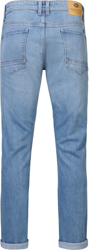 Achterzijde van lichtblauwe Petrol Industries jeans met 2 achterzakken en een bruin leren logolabel.