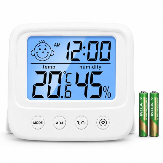 Witte digitale thermometer en hygrometer met blauw scherm, toont 12:00, 20.6 graden en 45% luchtvochtigheid. Twee AAA-batterijen ernaast.