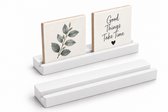 Wit kunststof tegelhoudertje met twee vierkante tegels, één met groene blaadjes, de andere met tekst 'Good Things Take Time' en een hart.