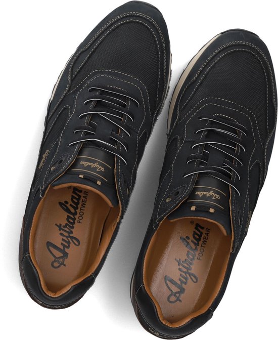 Bovenaanzicht van twee donkerblauwe sneakers met bruine voering.