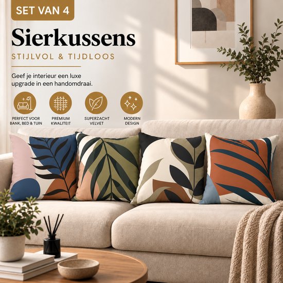 Vier sierkussens met bladerenmotief in blauw, bruin en groen, geplaatst op een beige bank.