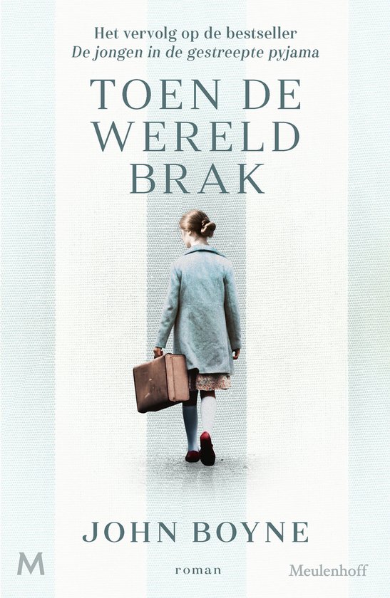 Livre 'Le monde s'est brisé' par John Boyne. Une fille avec une valise, debout sur un fond à la texture douce.