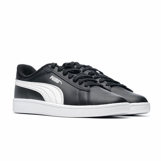 Zwarte Puma Smash 3.0 L sneakers met witte Puma-streep, wit Puma-logo op de zijkant en op de tong.