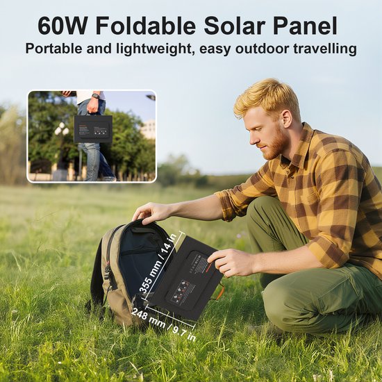Man met een rugzak legt een 60W zwart opvouwbaar zonnepaneel, 248 mm/9.7" x 355 mm/14", in de rugzak. Buitenomgeving met gras.