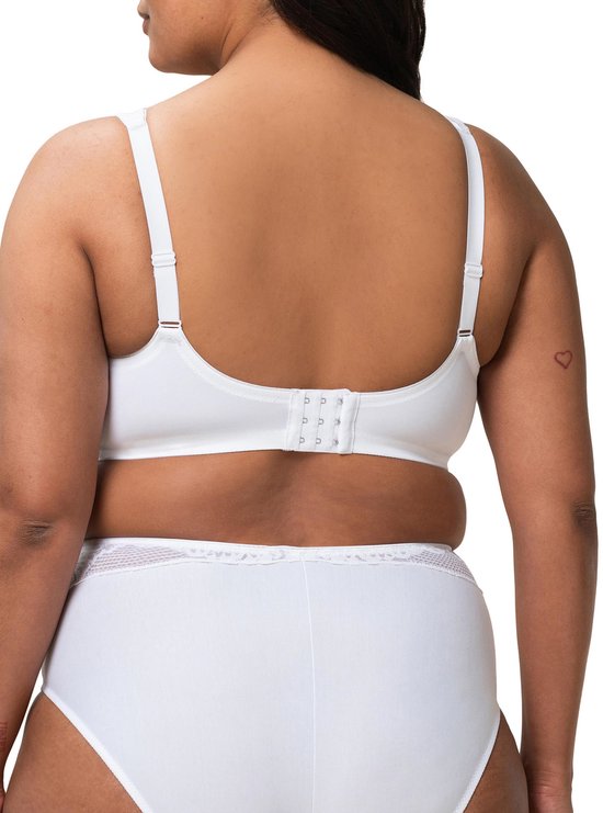 Achterkant van witte beha van Triumph, model met witte broek.