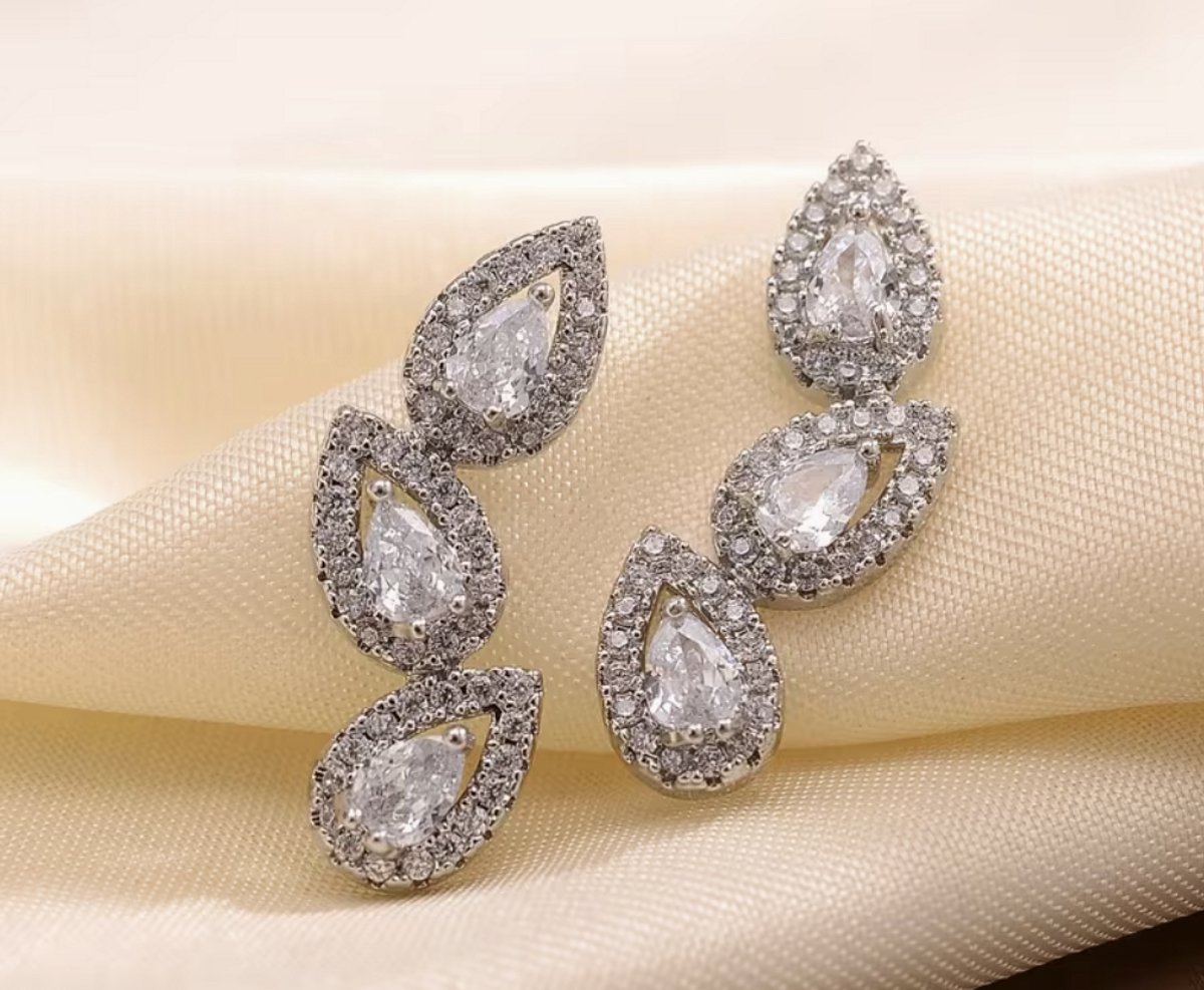 Oorbellen- Zilverkleurige oorbellen - Zirkonia- Verguld - Roestvrijstalen oorbellen - sieraden – Cadeau tip – Hip - Trendy