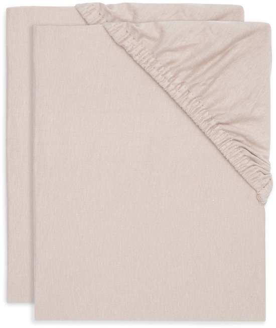 Twee beige jersey hoeslakens op elkaar, één met elastiek bij de hoeken.