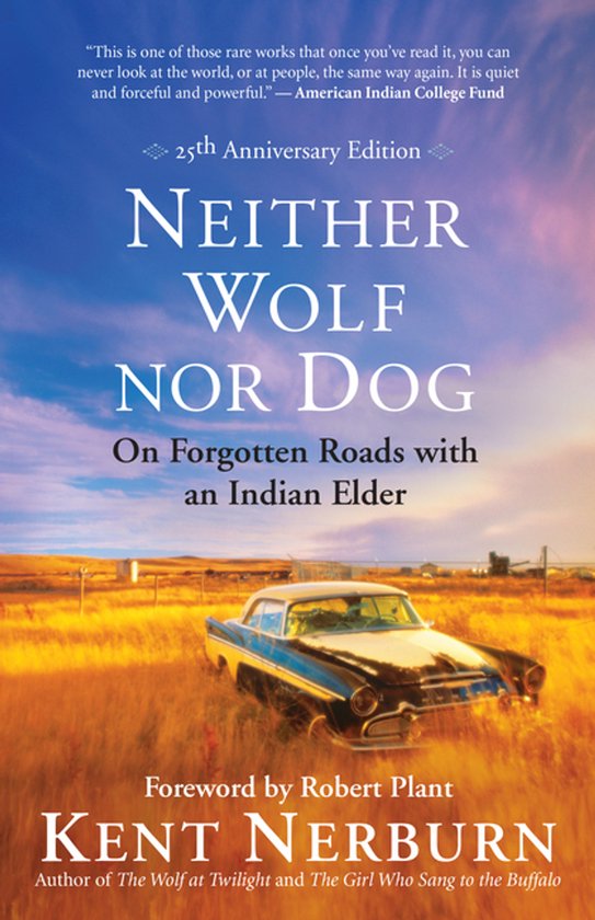 Boekcover: 'Neither Wolf Nor Dog', met een klassieke auto in een veld, 25ste jubileumeditie.