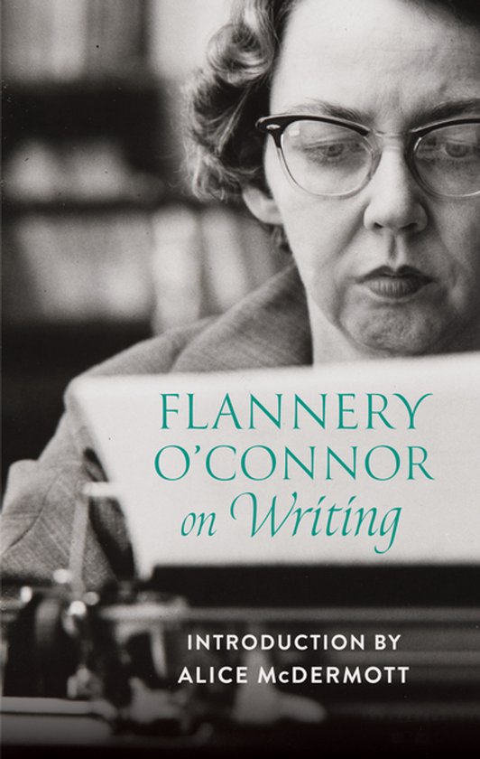 Boekomslag met close-up van Flannery O'Connor, kijkend naar een typemachine. Tekst: Flannery O'Connor on Writing.
