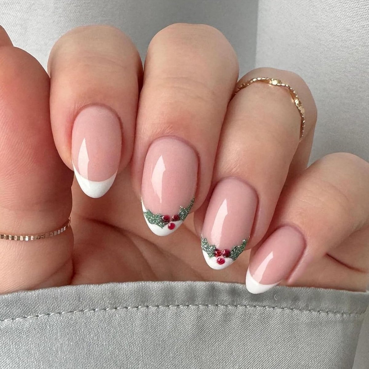 30 stuks kerst plaknaagels medium amandelvorm, nude roze French tip kunstnagels, acryl nepnagels set met hulstpatroon, herbruikbare volledige bedekking gel plaknaagels voor vrouwen en meisjes