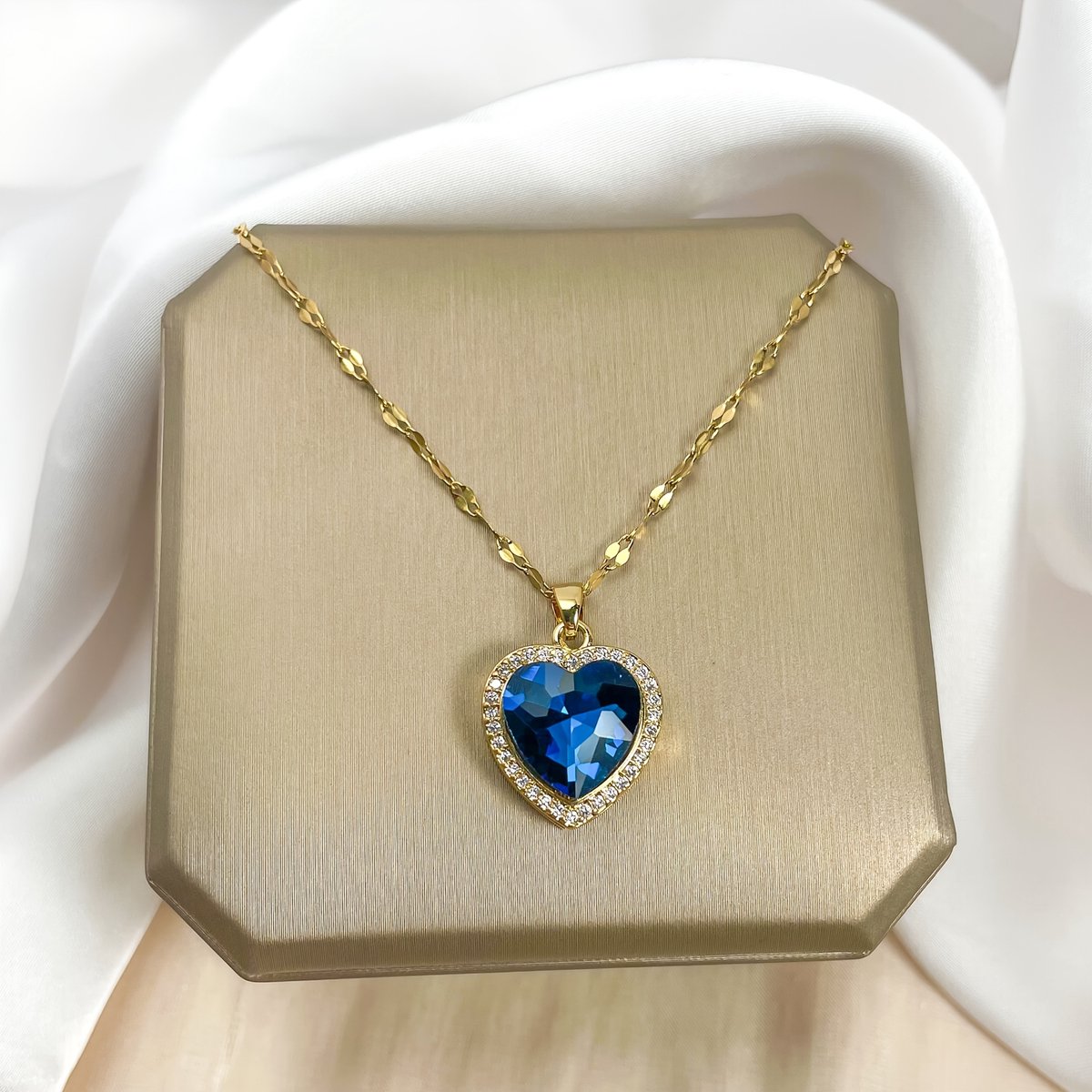 Sjika - Blauwe Hart Ketting Dames Goud – Hartjes Ketting met Blauwe Steen – Gouden Ketting – Cadeau voor Haar