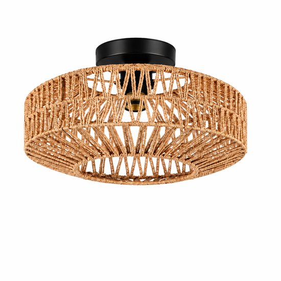 Ronde plafondlamp met een open, gevlochten bamboe structuur en zwarte basis.