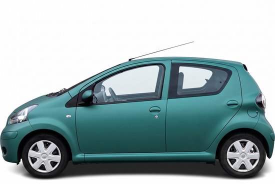 Groene Toyota Aygo van de zijkant gezien, met zwarte velgen en een witte achtergrond.