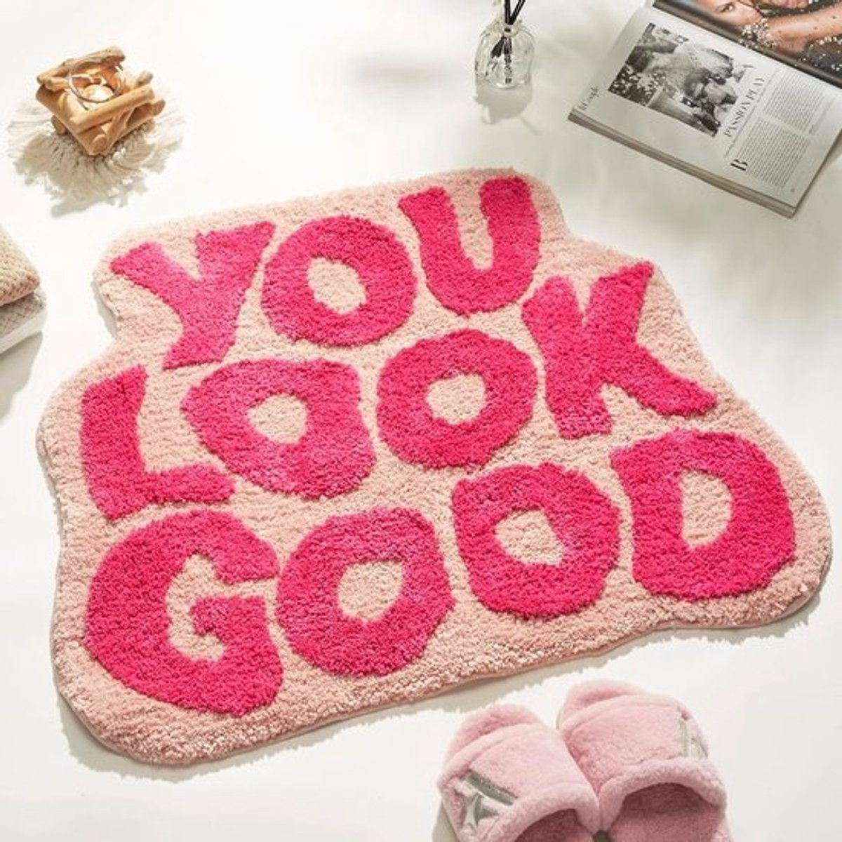 Roze Badmat met 'You Look Good' Tekst - Schattig en Funky Decor voor Meisjes
