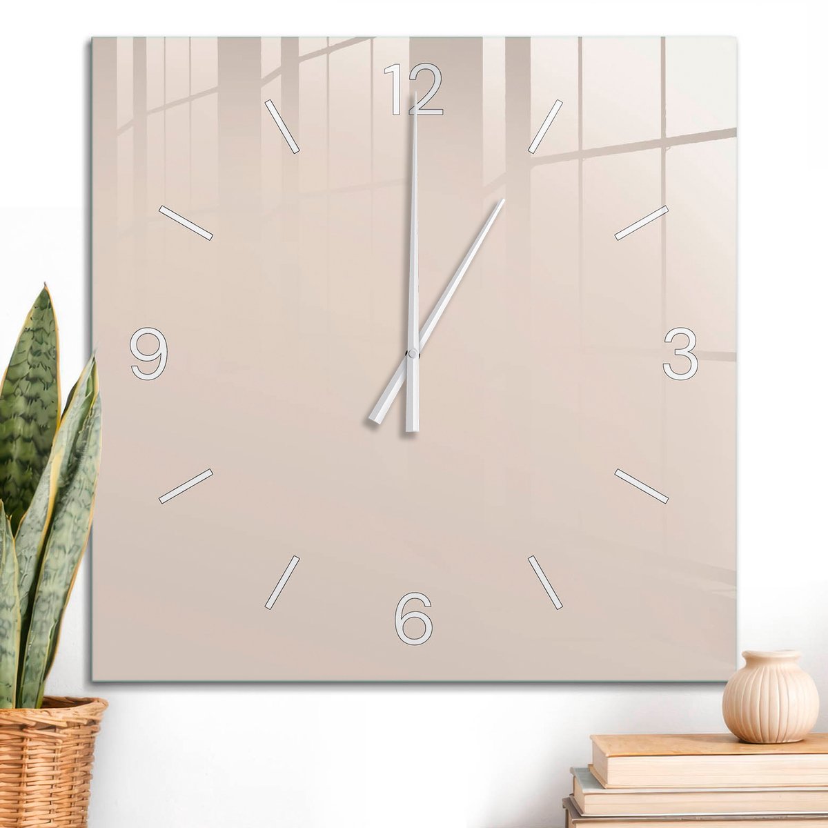 ArtPrintCave Beige Glazen Klok - 60x60 cm - Wandklok Vierkant - Warm Beige Unieke Klok - Abstractie Stille Wandklok - Witte Klokwijzers