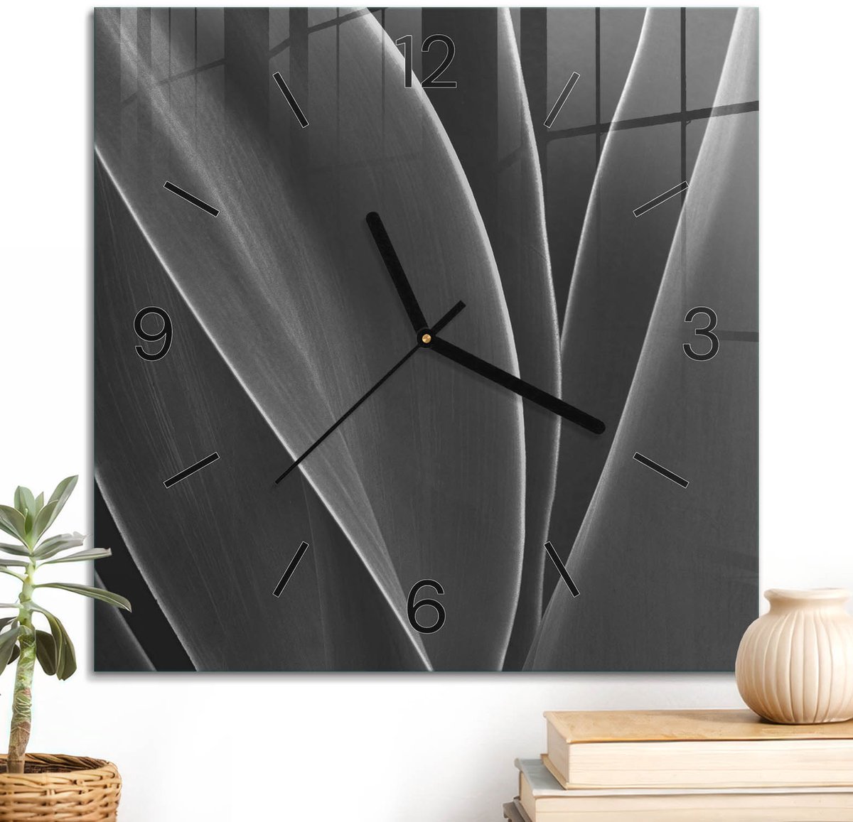 ArtPrintCave Zwart-wit Glazen Klok - 30x30 cm - Wandklok Vierkant - Monochrome Bladeren Stille Wandklok - Abstractie Wandklok Keuken - Zwarte Klokwijzers