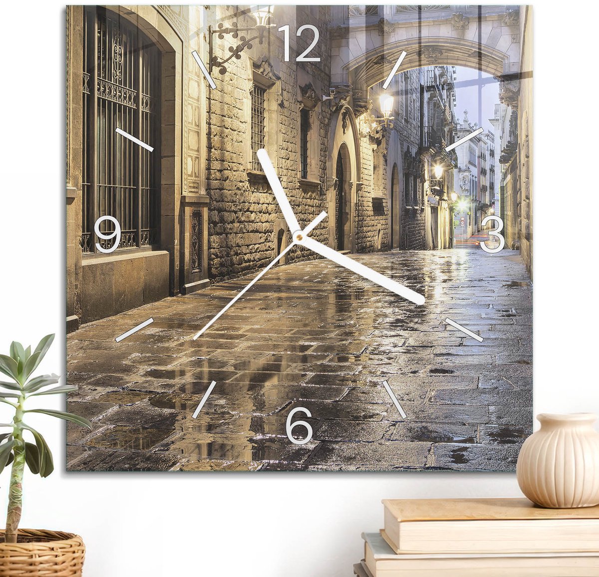 ArtPrintCave Grijs Glazen Klok - 30x30 cm - Wandklok Vierkant - Sfeervolle Straat Stille Wandklok - Steden Wandklok Keuken - Witte Klokwijzers