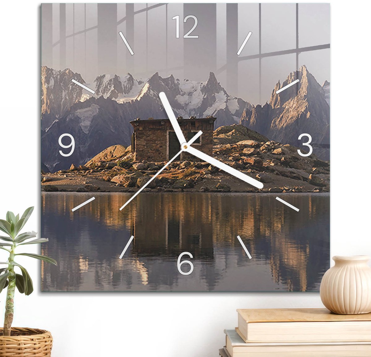 ArtPrintCave Grijs Glazen Klok - 30x30 cm - Wandklok Vierkant - Uitzicht Op De Bergen Wandklok Keuken - Natuur Unieke Klok - Witte Klokwijzers