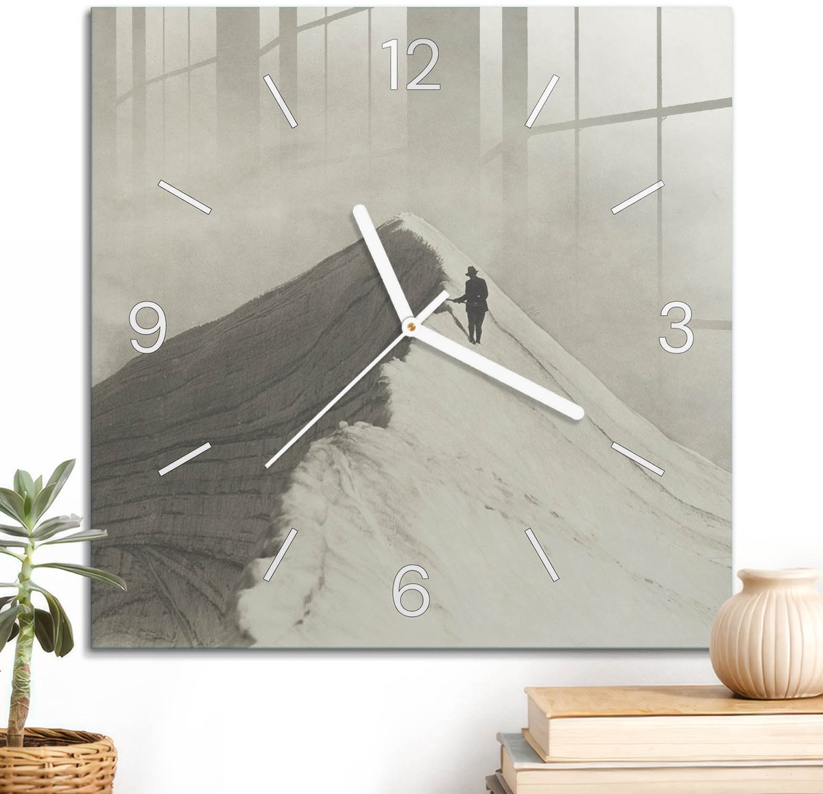 ArtPrintCave Zwart-wit Glazen Klok - 30x30 cm - Wandklok Vierkant - Bergklimmen Stille Wandklok - Mensen Wandklok Keuken - Witte Klokwijzers