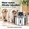 Hond en kat bij een Happy Things RVS drinkfontein met een reservoir van 3,2 liter.