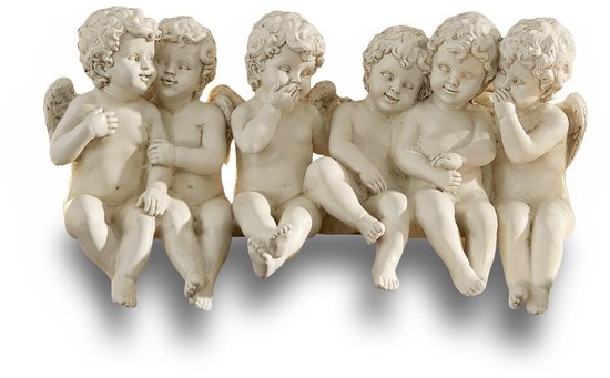 Crèmekleurig beeld van zes zittende engeltjes met gevleugelde ruggetjes in antieke stijl.
