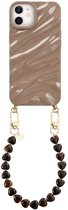 xoxo Wildhearts Taupe Glaze telefoonhoesje met koord - geschikt voor iPhone 12 - Sweetheart Brown - Dream hoesje met telefoonkoord - Glimmende silicone case met plooien - Korte hartjes ketting met gouden details - Beige
