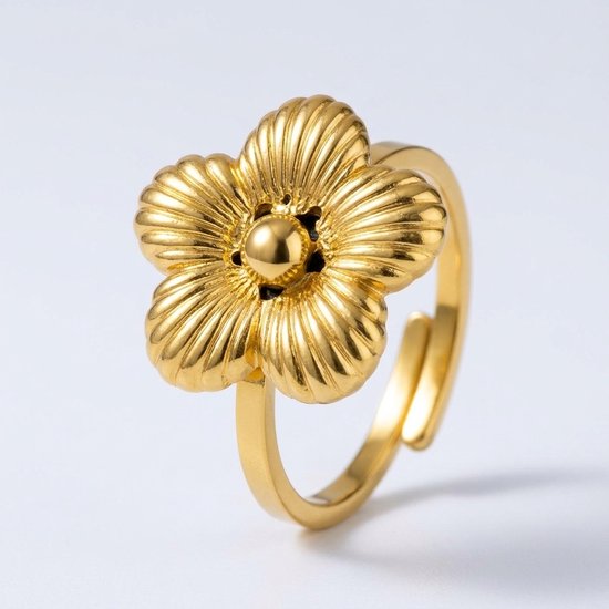 Goudkleurige verstelbare ring met een bloemvormig design met geribbelde bloemblaadjes en een gladde centrale knop.