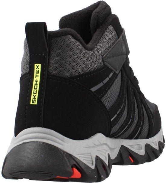 Hiel van zwarte Skechers Rugged Ranger sneaker met 'SKECH-TEX' label en grijze profielzool.